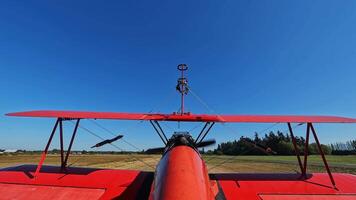 uma pequeno motorizado avião é dirigindo em a não pavimentado pista video