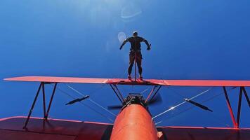Mann auf Flugzeug im Flug extrem Sport video