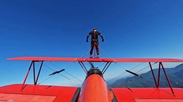 Mann auf Flugzeug im Flug extrem Sport video