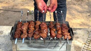 Turco cucina carbone griglia agnello carbonizzato carne. culinario tradizionale fumoso barbeque adana kebab. arrostito halal shish carne. cucinare arrosti shish kebab barbecue su griglia. Arabo cibo grigliato su spiedini. video