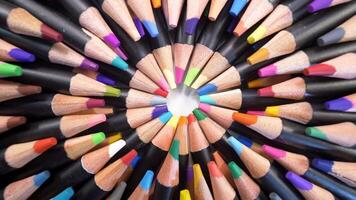 gekleurde potloden voor tekening. reeks van houten potloden met veelkleurig kernen. video