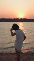 enfant sur le plage à le coucher du soleil video