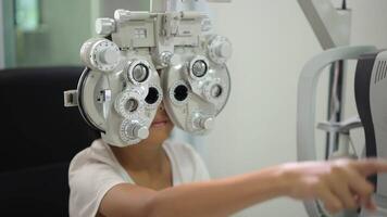 Kind Auge Prüfung im optisch speichern, Kind Auge Prüfung video