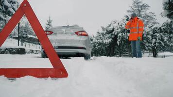 voiture coincé dans le neige. une chauffeur est en essayant à appel le porter secours un service et appel une remorquer camion. non gsm signal, pauvres mobile connexion. video