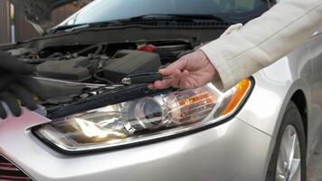 coche propietario pasa coche llaves a el coche mecánico. roto coche con peligro advertencia luces en antecedentes video