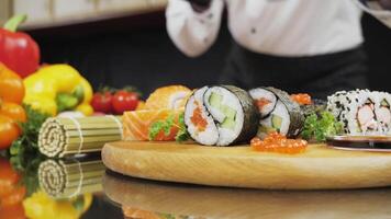 Sushi yin yang nel avvicinamento. dello chef mani mette un' pezzo di giapponese sottaceto Zenzero , gari su Sushi video