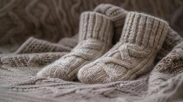 un par de delicado cachemira calcetines tejido a mano con amor mantiene un personas pies calentar en un frío noche foto