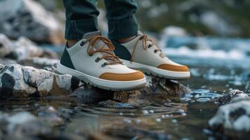 un par de elegante y sostenible zapatillas hecho desde reciclado materiales Perfecto para un día de excursionismo en un escénico nacional parque foto