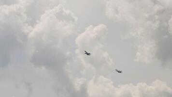 lungo tiro di Due militare combattere aereo guadagnando altitudine nel il cielo. dimostrazione di militare attrezzatura a un aria mostrare video