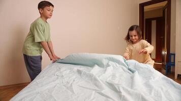 a boy and a little girl learn to make their own bed video