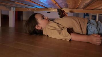 ein wenig Mädchen versteckt sich von Erwachsene Steuerung zu verbringen Mehr Zeit mit das Telefon video