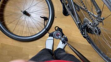 eerste persoon visie van een Mens pompen omhoog een fiets wiel met een hand- pomp video