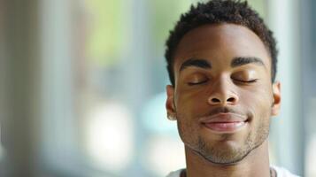 un hombre comprometido en profundo respiración ejercicios con su ojos cerrado y un sereno expresión en su cara foto