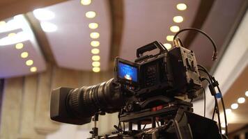 Kamera auf ein Stativ bereit zu Übertragung ein Show auf Bühne video