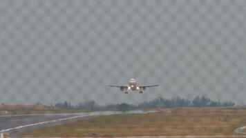 Jet vlak naderen naar landen. beeldmateriaal van een passagiersvliegtuig aflopend. vliegtuig vliegen, voorkant visie video