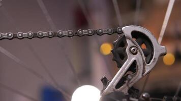detailopname van een fiets tandwiel uitrusting verschuiving uitrusting tegen van een spinnen wiel video