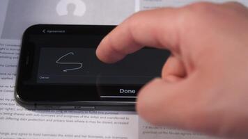 digital signatur med finger i telefon skärm video