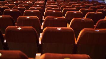 leeg auditorium met oranje stoelen video