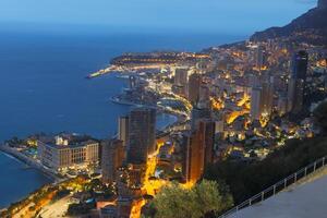 panorama de monte carlo iluminado por la noche. paisaje urbano con arquitectura de lujo. foto