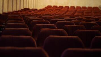 vuoto posti a sedere nel un' concerto sala, Teatro. luminosa arancia sedie nel il auditorium video