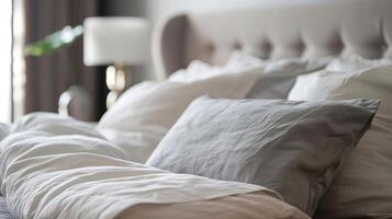 un acogedor cama con suave respirable hojas y almohadas a crear un cómodo dormir ambiente foto