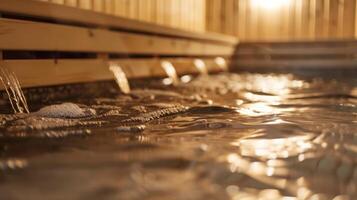 el tranquilo sonido de un fluido río mejorando el natural y calmante ambiente de un tradicional Madera quemandose sauna. foto