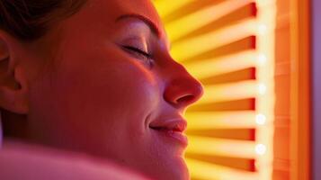 un mujer utilizando el sauna a gestionar su fibromialgia síntomas hallazgo relajación y comodidad en el calor. foto