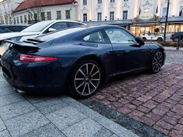 Lituania, Vilna, abril 11, 2024 - costoso Porsche carrera 911 s foto