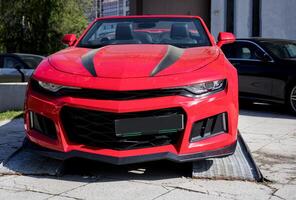 minsk, bielorrusia, mayo 8, 2024 - frente ver de rojo chevrolet Camaro foto