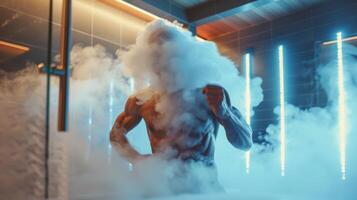 con vapor relleno el sauna el atleta trabajos en su resistencia y respiración tecnicas a mejorar su actuación. foto