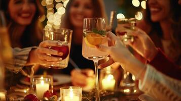 amigos compartiendo se ríe y recuerdos a su mesa disfrutando el noche juntos con refrescante bebidas en mano foto