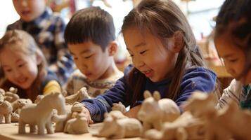 un grupo de niños con entusiasmo trabajo juntos a forma piezas de arcilla dentro varios animal cifras. foto