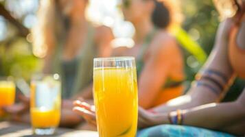 un yoga clase es retenida al aire libre en un soleado día con Participantes bebiendo en refrescante jugos en Entre poses sensación rejuvenecido y energizado foto