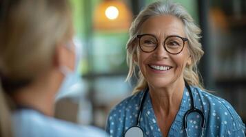 con un amable sonrisa un audiólogo explica el resultados de un escuchando prueba a un mayor ofrecimiento sugerencias para mejorando auditivo salud y mantener un cumpliendo Jubilación foto