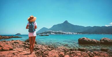 ai generado un niña con un mochila en el Roca costa en contra el fondo de el azur mar generativo ai foto