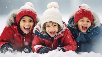 ai generado niños en Papa Noel claus sombreros jugando en el nieve generativo ai foto