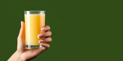 ai generado natural Fruta jugo en un vaso en un mujer mano generativo ai foto