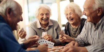 mayor personas jugando tarjetas en un enfermería hogar foto
