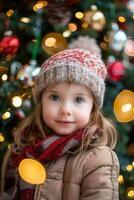 niño en contra el antecedentes de un Navidad árbol foto
