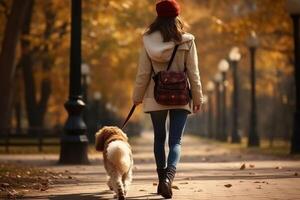 mujer caminando con perro en el parque foto