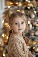 niño en contra el antecedentes de un Navidad árbol foto