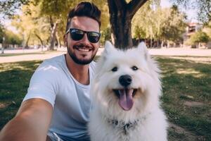 selfie de un hombre con un perro en el parque foto