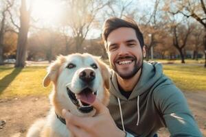 selfie de un hombre con un perro en el parque foto