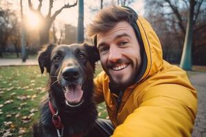 selfie de un hombre con un perro en el parque foto