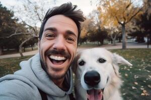 selfie de un hombre con un perro en el parque foto