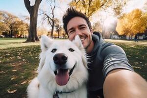 selfie de un hombre con un perro en el parque foto