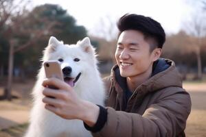 selfie de un hombre con un perro en el parque foto