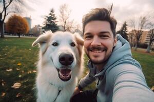 selfie de un hombre con un perro en el parque foto