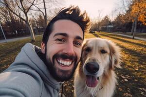 selfie de un hombre con un perro en el parque foto