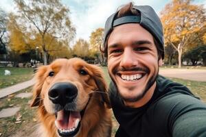 selfie de un hombre con un perro en el parque foto